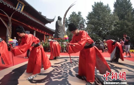 南京夫子庙百人着汉服祭孔纪念孔子诞辰2565周年