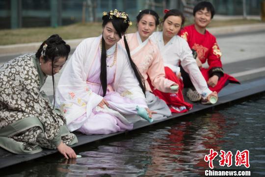 “三月三日天气新，秦淮水边多丽人”，南京大报恩寺里汉服美女重现三千年上巳女儿节祭礼。　泱波 摄